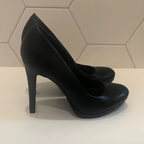 Le Chateau Classic Black Heels - Picture 3 of 4